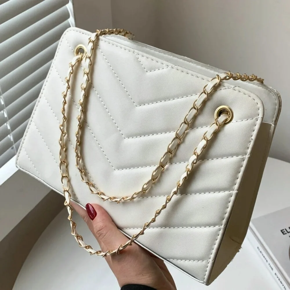 Minimalist Chevron quilted handbag nude black white chain - Picture 8 of 12